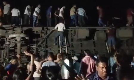 El tren de pasajeros Coromandel Express y un tren de mercancías chocaron cerca de Balasore, a unos 200 kilómetros (125 millas) de la capital del estado de Odisha. El tren de pasajeros Coromandel Express y un tren de mercancías chocaron cerca de Balasore, a unos 200 kilómetros (125 millas) de la capital del estado de Odisha.