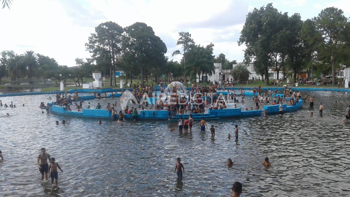 Limpian los piletones del Parque Garay, pero sus encargados denuncian abandono y reclaman obras