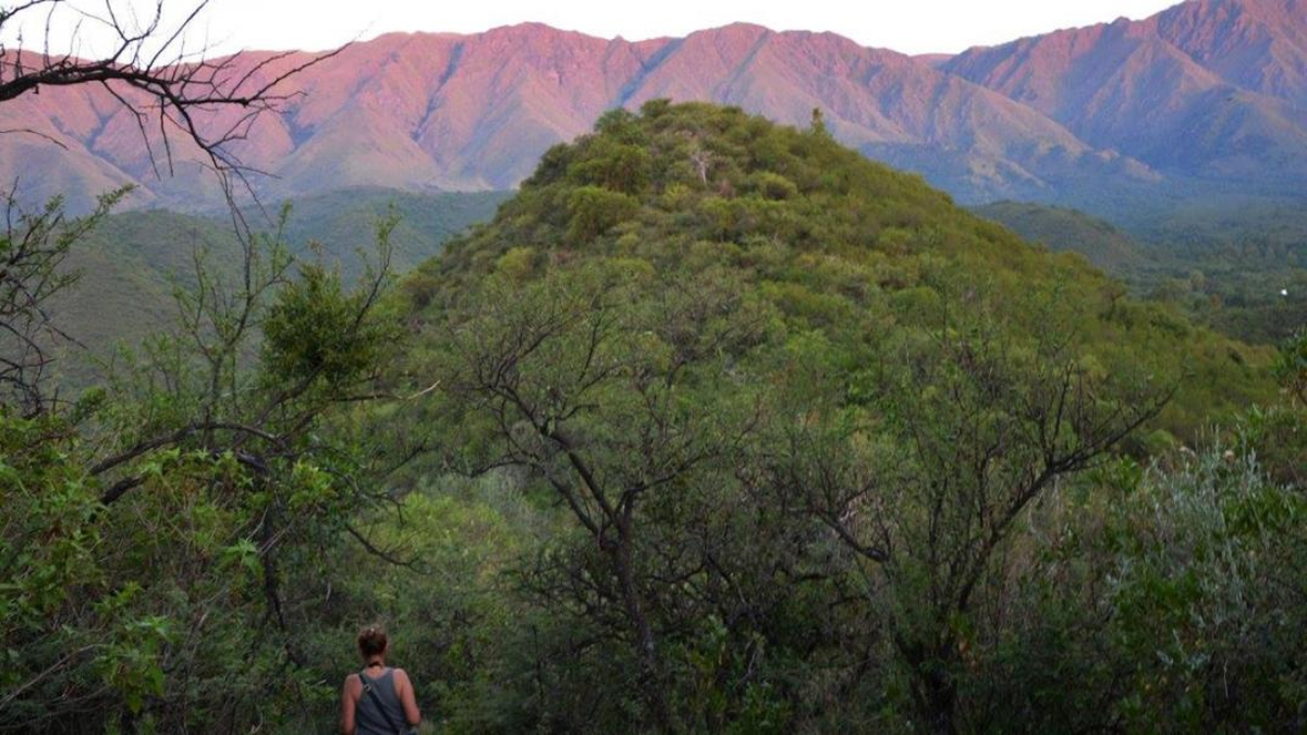 El río Las Chacras ofrece un espacio natural perfecto para refrescarse y disfrutar de la naturaleza en pleno Valle de Traslasierra. El río Las Chacras ofrece un espacio natural perfecto para refrescarse y disfrutar de la naturaleza en pleno Valle de Traslasierra.
