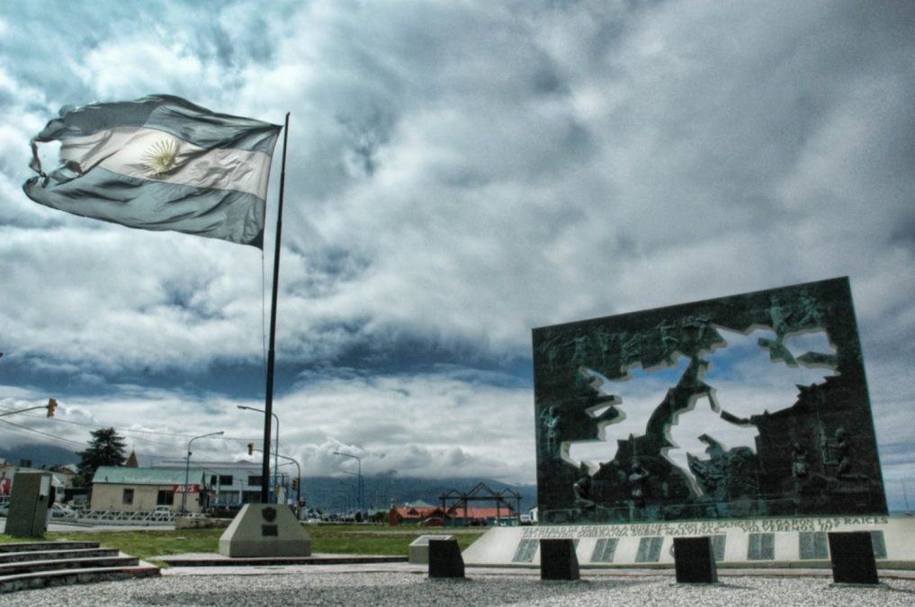El 2 de abril se rinde homenaje a los veteranos que combatieron heroicamente por la recuperación del ejercicio de la soberanía sobre las Islas Malvinas.