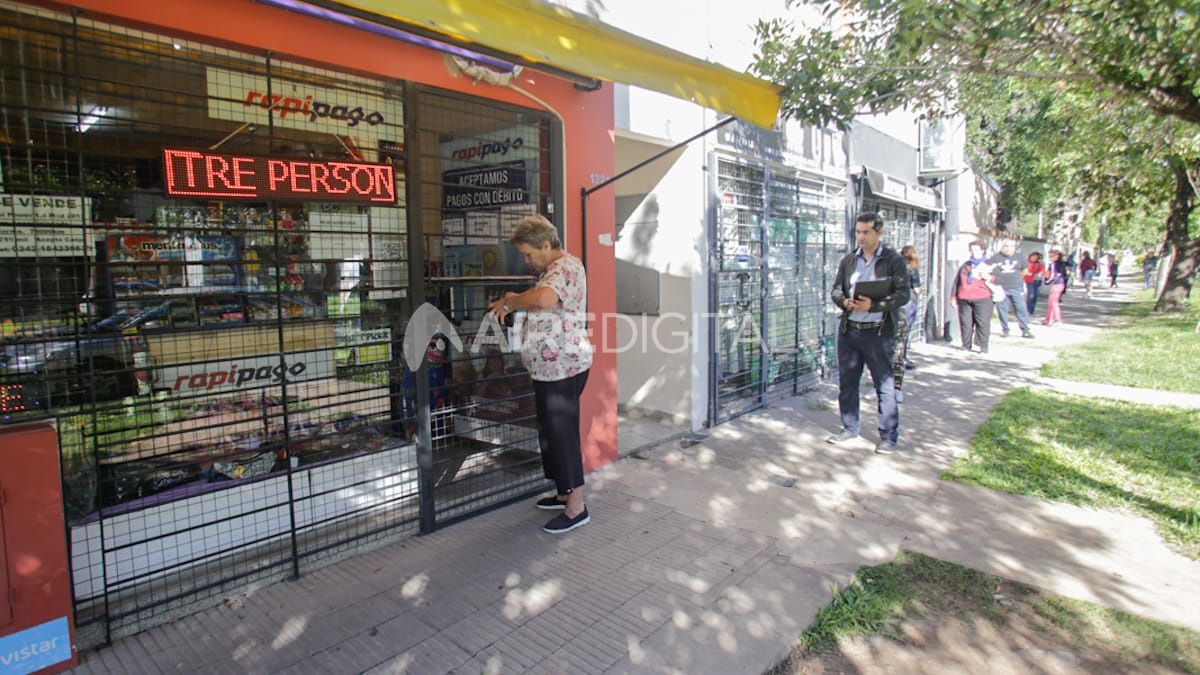 Los santafesinos se acercan a los negocios con el servicio de Rapi Pago a abonar sus facturas