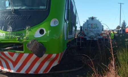 Video: un tren chocó a un camión atmosférico en el ingreso de la ciudad de Bariloche