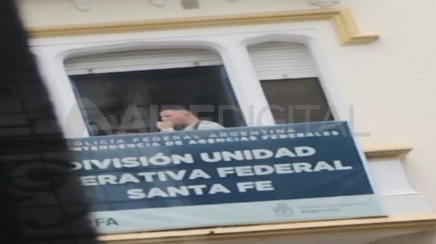 Surís salía a fumar al balcón del despacho de los jefes policiales.&nbsp;