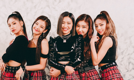 El grupo de Kpop, ITZY compartió la lista de canciones de su próximo álbum Guess Who, que se lanzará a finales de este mes. El grupo de Kpop, ITZY compartió la lista de canciones de su próximo álbum Guess Who, que se lanzará a finales de este mes.