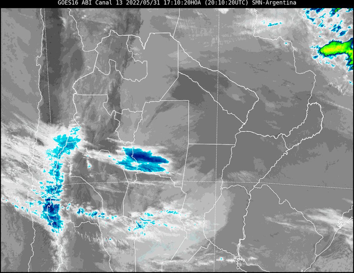 En la imagen satelital se observa abundante nubosidad ingresando desde el oeste a nuestra región. Esta nubosidad mantiene el cielo predominantemente cubierto y con eso, bajas las temperaturas.