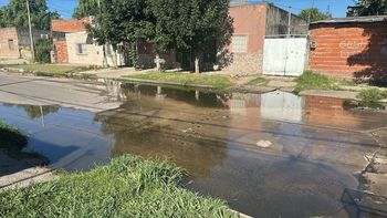 Vecinos del barrio 12 de Octubre reclaman por deformaciones en el asfalto y agua estancada