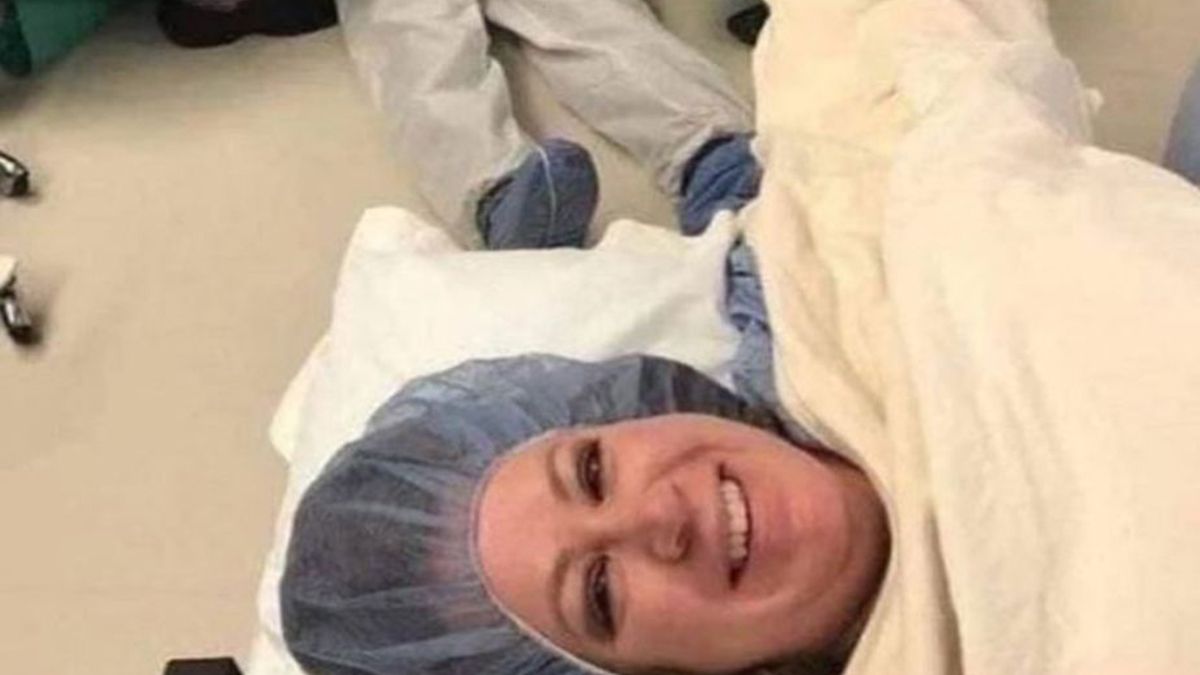 Dio a luz y se sacó una selfie junto a su marido desmayado