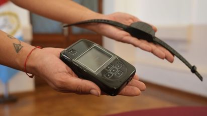 Cómo funcionan las tobilleras duales que adquirió la Provincia para evitar hechos de violencia de género