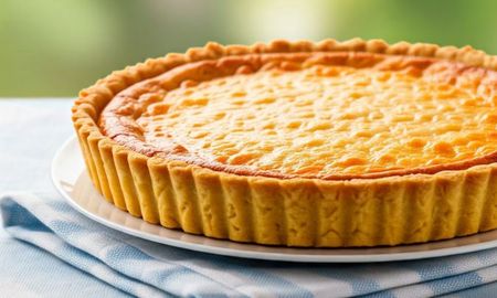 Cómo hacer una tarta de cebolla con una base firme y sabrosa de polenta. Cómo hacer una tarta de cebolla con una base firme y sabrosa de polenta.