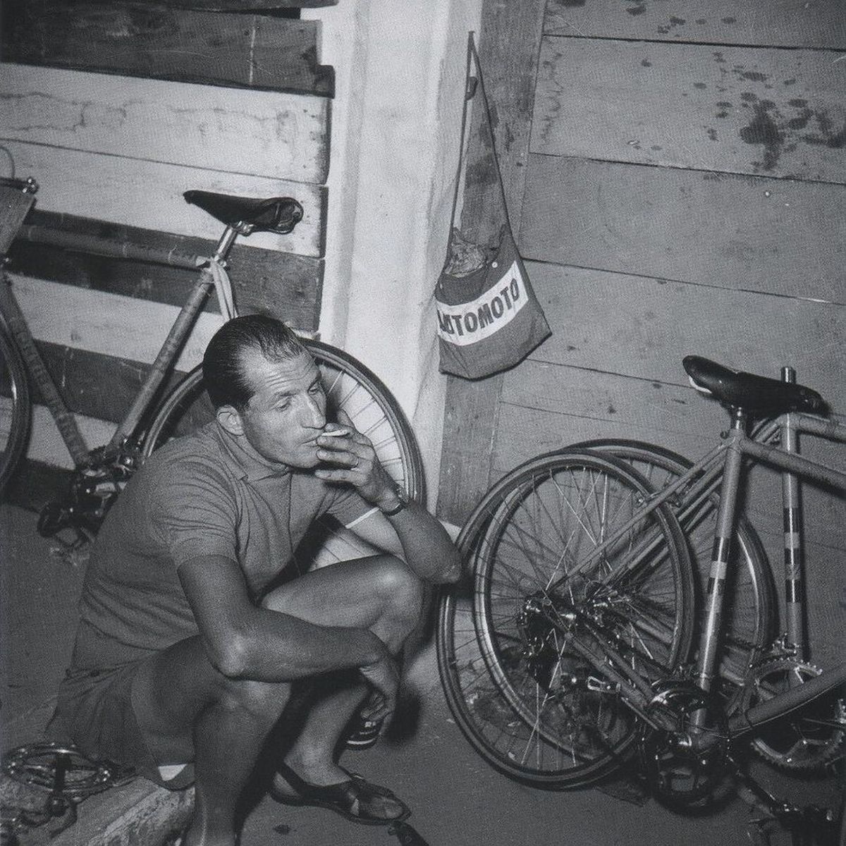 Bartali (en la foto, en un descanso en el Tour de France de 1951) solía fumar una vez concluida la etapa que disputara. Su capacidad atlética y aeróbica era extraordinaria por lo que, a pesar de ser fumador, competía de igual con ciclistas que no lo eran. Y les ganaba.