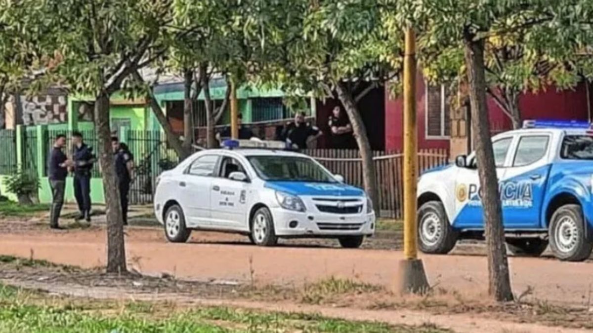 La propiedad de la calle Las Rosas permaneci&oacute; bajo custodia policial mientras los peritos de Criminal&iacute;stica retiraban restos biol&oacute;gicos que confirman el abandono extremo.