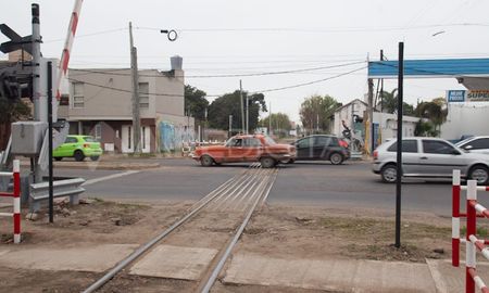 Desde la empresa Belgrano Cargas sostienen que ha colocado el mismo tipo de barreras en Coronda y Capitán Bermúdez, donde no han tenido inconvenientes hasta el momento, por lo que atribuyen los problemas surgidos en Santa Fe al vandalismo ejercido contra las instalaciones. Desde la empresa Belgrano Cargas sostienen que ha colocado el mismo tipo de barreras en Coronda y Capitán Bermúdez, donde no han tenido inconvenientes hasta el momento, por lo que atribuyen los problemas surgidos en Santa Fe al vandalismo ejercido contra las instalaciones.
