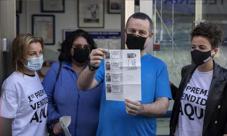 Lleva 3 años sin trabajar para cuidar de su mujer enferma y hoy ganó 1,2 millones de euros en la lotería Lleva 3 años sin trabajar para cuidar de su mujer enferma y hoy ganó 1,2 millones de euros en la lotería