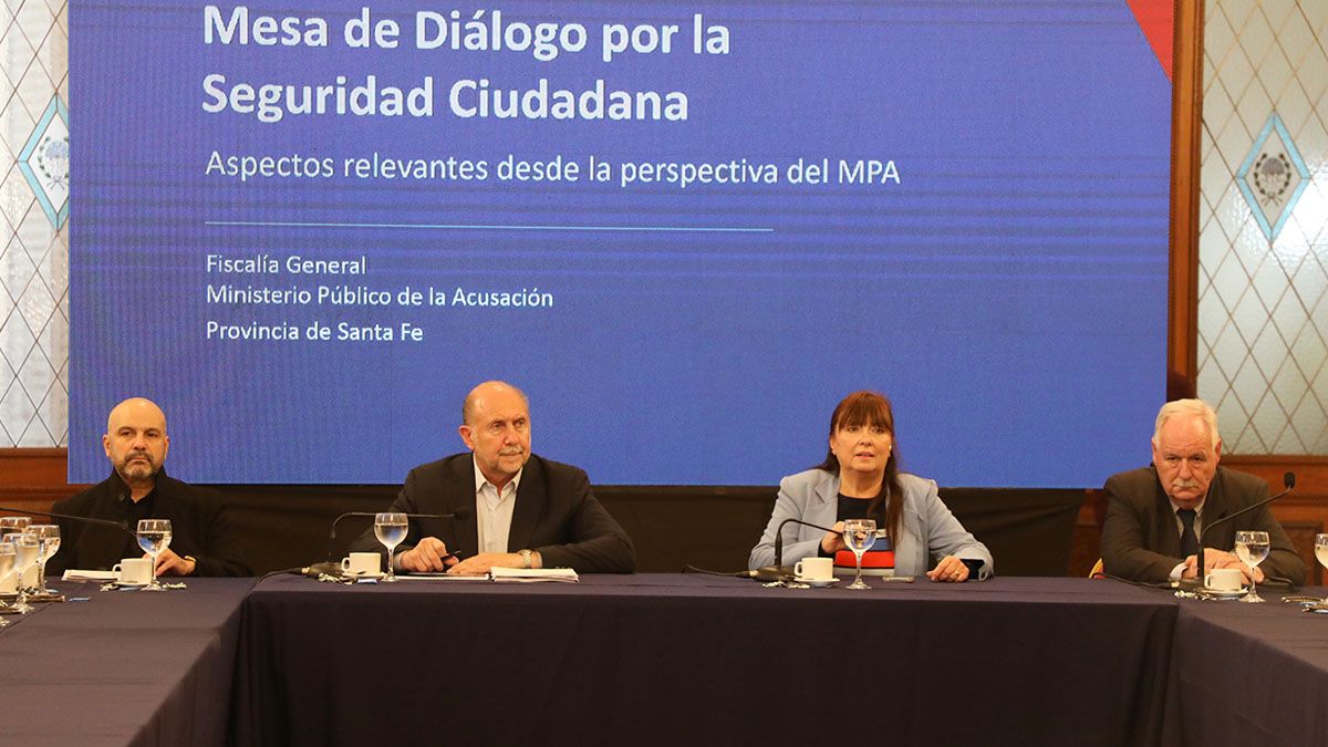 El gobernador Omar Perotti estuvo presente en la Mesa de Diálogo por la Seguridad. El gobernador Omar Perotti estuvo presente en la Mesa de Diálogo por la Seguridad.
