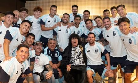 a dos dias del debut en el mundial 2026, la mona jimenez sorprendio a la seleccion argentina y desato una fiesta a dos dias del debut en el mundial 2026, la mona jimenez sorprendio a la seleccion argentina y desato una fiesta