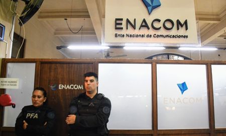 Personal de la Policía Federal desaloja a trabajadores del Enacom en Rosario. ATE denuncia la falta de notificación previa sobre los despidos. Personal de la Policía Federal desaloja a trabajadores del Enacom en Rosario. ATE denuncia la falta de notificación previa sobre los despidos.