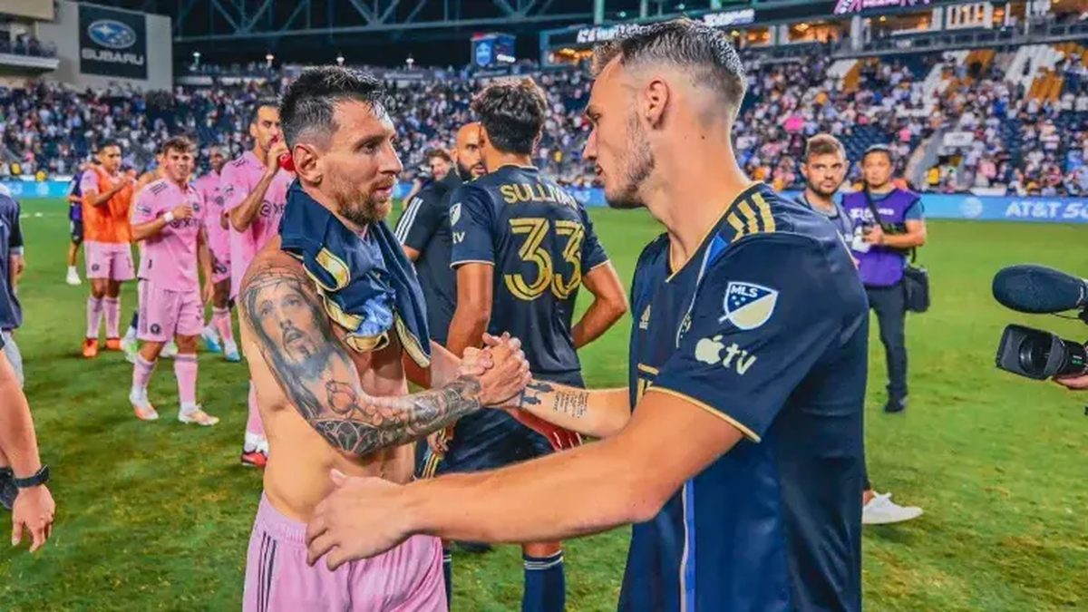 La foto entre Lionel Messi y Daniel Gazdag tras el partido. La foto entre Lionel Messi y Daniel Gazdag tras el partido.