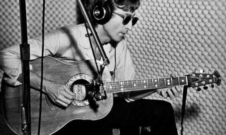 Lennon nació el 9 de octubre de 1940 mientras Liverpool era bombardeada por los alemanes. Lennon nació el 9 de octubre de 1940 mientras Liverpool era bombardeada por los alemanes.