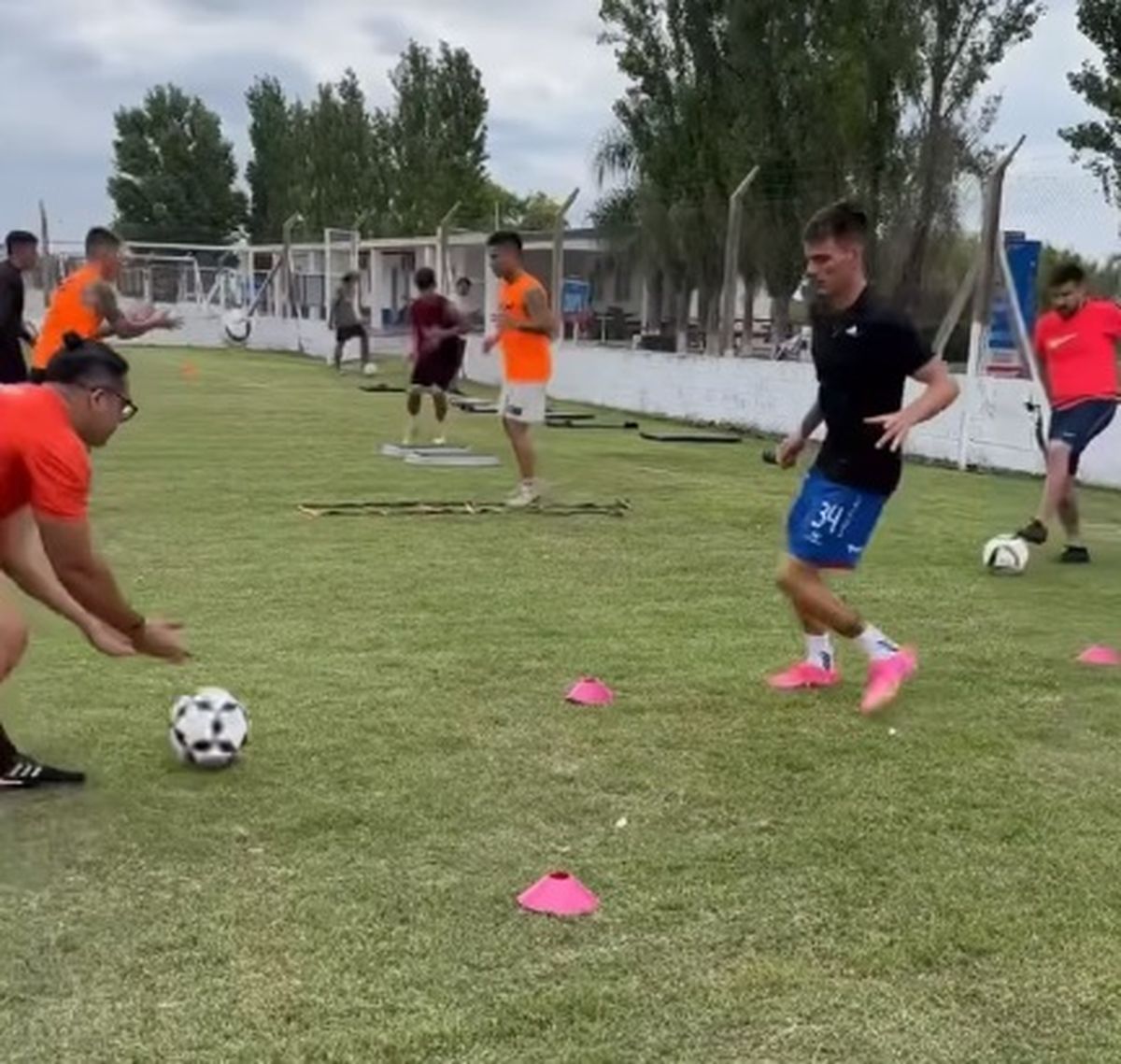 Kevín Zenón mirando fijo a la pelota. Kevín Zenón mirando fijo a la pelota.