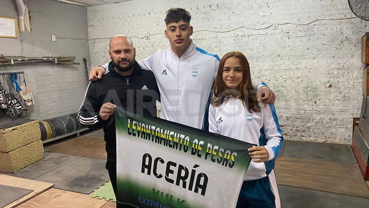 Joaquín Mesa y Kiara Francos junto a su entrenador