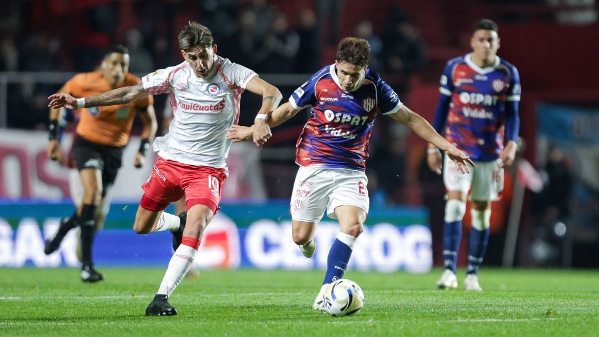 Julián Palacios disputando la pelota frente al Pipa Lescano.