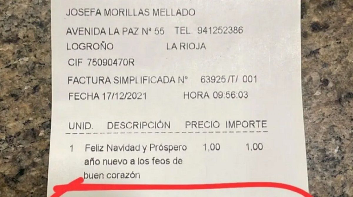 Fue a tomar un café y le hicieron un descuento por feo.
