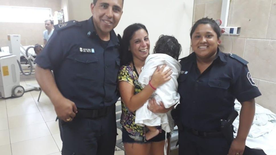 Policías resucitaron a beba que había caído a una pileta