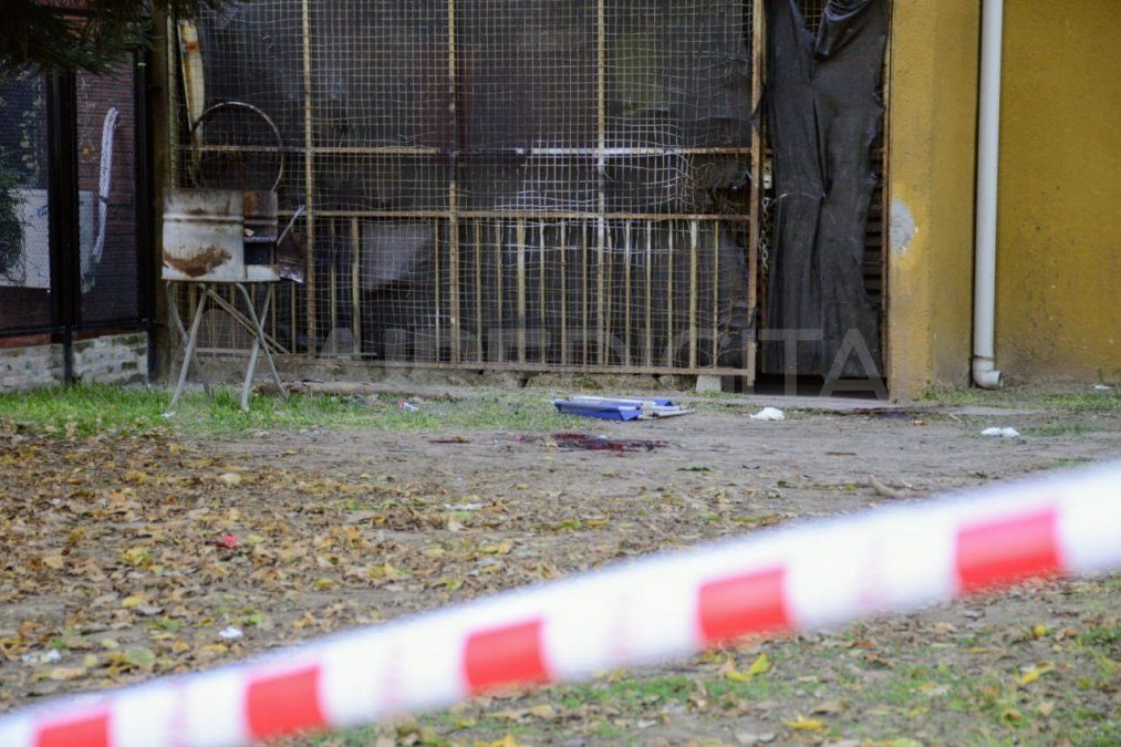 Los asesinados se encontraban fuera de la vivienda. Los criminales efectuaron los disparos a pie.