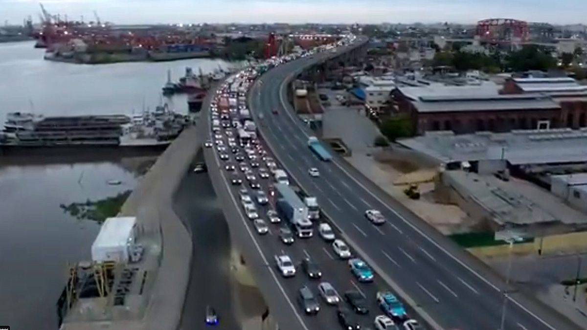 La Autopista Buenos Aires - La Plata colaps&oacute; este lunes tras las &uacute;ltimas medidas nacionales por el coronavirus.
