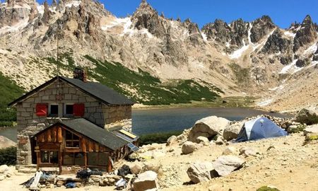 Bariloche es la capital nacional del trekking y sus refugios de altura son la meta soñada. Bariloche es la capital nacional del trekking y sus refugios de altura son la meta soñada.