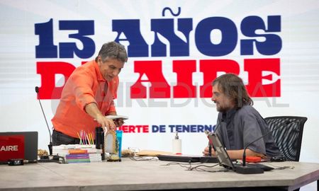 El Padre Pepe estuvo en AIRE este miércoles. Luis Mino le mostró la réplica de la Virgen de Guadalupe que el padre Olidio Panigo le entregó por los 13 años del medio. El Padre Pepe estuvo en AIRE este miércoles. Luis Mino le mostró la réplica de la Virgen de Guadalupe que el padre Olidio Panigo le entregó por los 13 años del medio.
