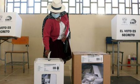 Los ecuatorianos votan este domingo en balotaje a su próximo presidente entre Andrés Arauz y Guillermo Lasso, en una contienda ajustada entre el correísmo y la derecha conservadora por gobernar un país dividido, en crisis económica y azotado por la pandemia de coronavirus. Los ecuatorianos votan este domingo en balotaje a su próximo presidente entre Andrés Arauz y Guillermo Lasso, en una contienda ajustada entre el correísmo y la derecha conservadora por gobernar un país dividido, en crisis económica y azotado por la pandemia de coronavirus.