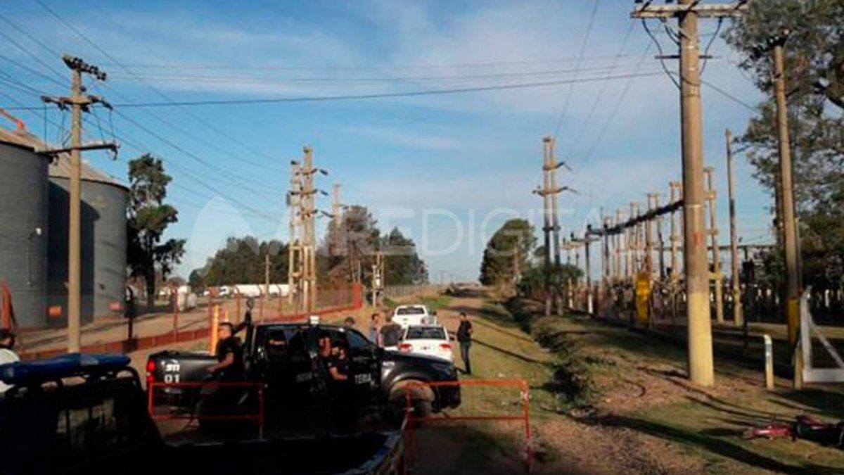 Policías, peritos e investigadores custodiaron la escena del crimen.