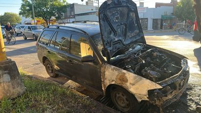 Santa Fe: un auto se incendió repentinamente en plena avenida y debieron actuar los bomberos