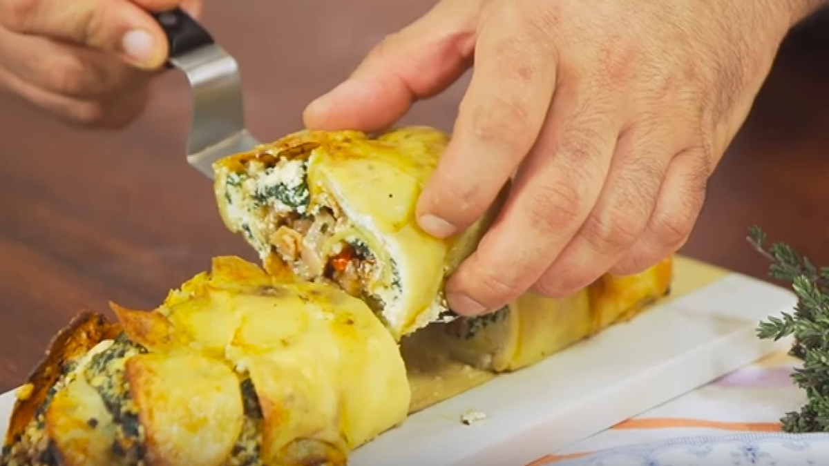 El roll de papas y carne es una receta muy sencilla que puede hacerse con ingredientes baratos y fáciles de conseguir. El roll de papas y carne es una receta muy sencilla que puede hacerse con ingredientes baratos y fáciles de conseguir.