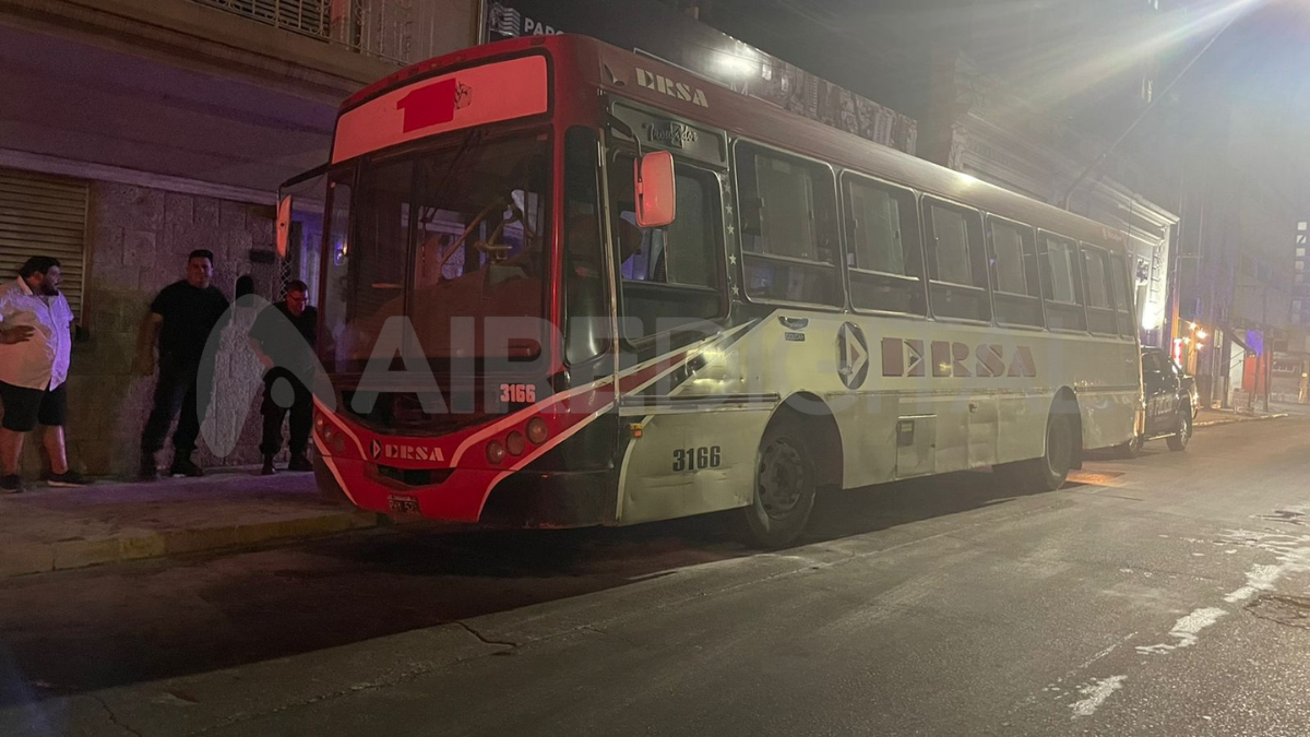 El coche se prendió fuego a pocos metros del cuartel de bomberos.&nbsp;
