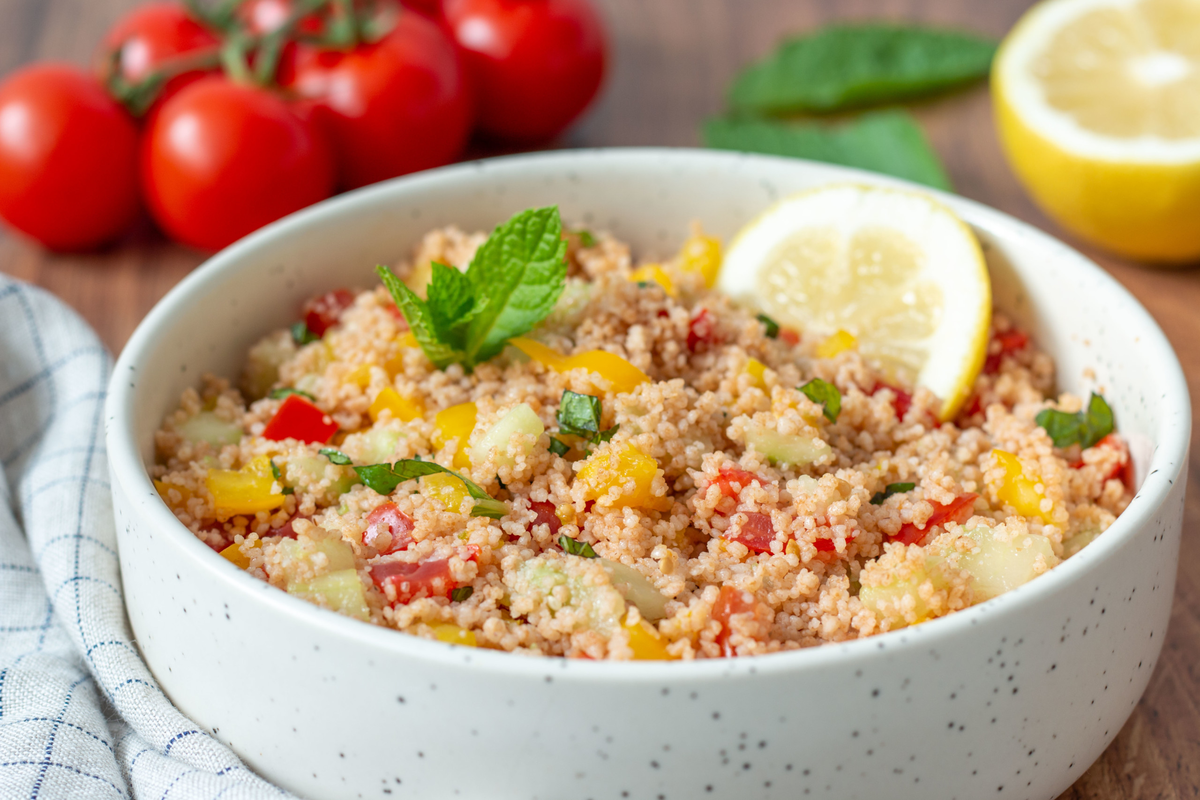 El taboule es una receta sencilla de hacer que queda perfecta para servir como ensalada fría o como acompañamiento. El taboule es una receta sencilla de hacer que queda perfecta para servir como ensalada fría o como acompañamiento.