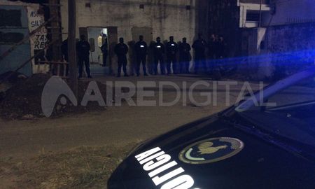 El domicilio fue allanado por el grupo asalto de la Delegación Santa Fe de la Policía Federal. El domicilio fue allanado por el grupo asalto de la Delegación Santa Fe de la Policía Federal.