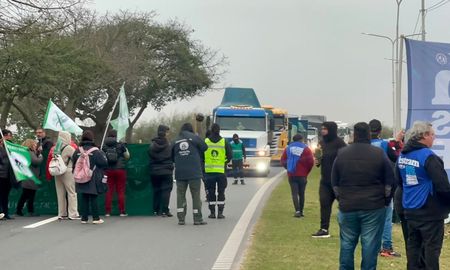 Por momentos, los cortes de tránsito en la Autopista Rosario - Santa Fe son en ambas manos. Por momentos, los cortes de tránsito en la Autopista Rosario - Santa Fe son en ambas manos.