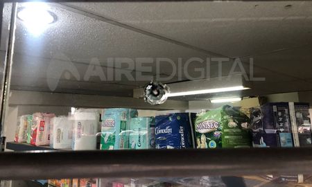 Las balas de la pistola de aire comprimido dañaron el blindex de la farmacia. Las balas de la pistola de aire comprimido dañaron el blindex de la farmacia.