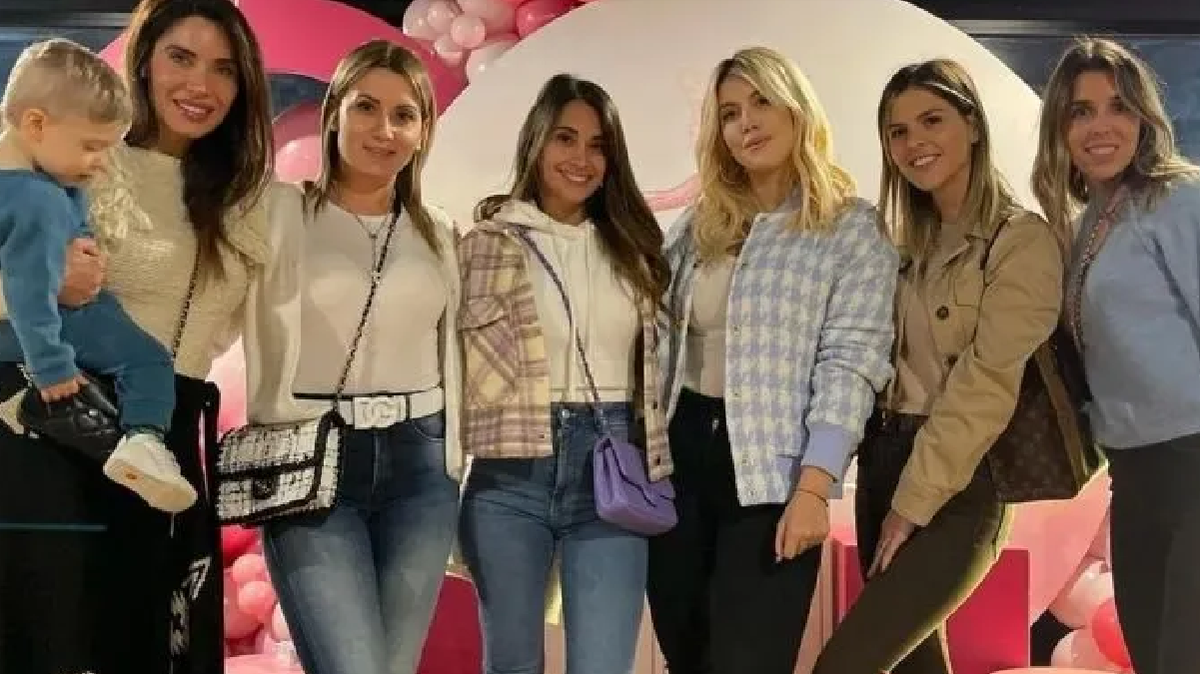 Antonela Roccuzzo&nbsp;y&nbsp;Wanda Nara posaron para una foto en el marco del cumplea&ntilde;os de Isabella Icardi.