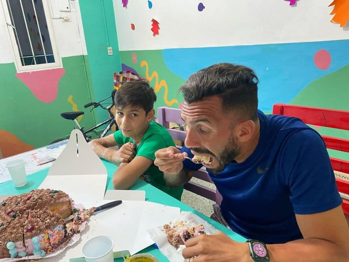 El famoso nene pastelero conoci&oacute; a Carlos Tevez.