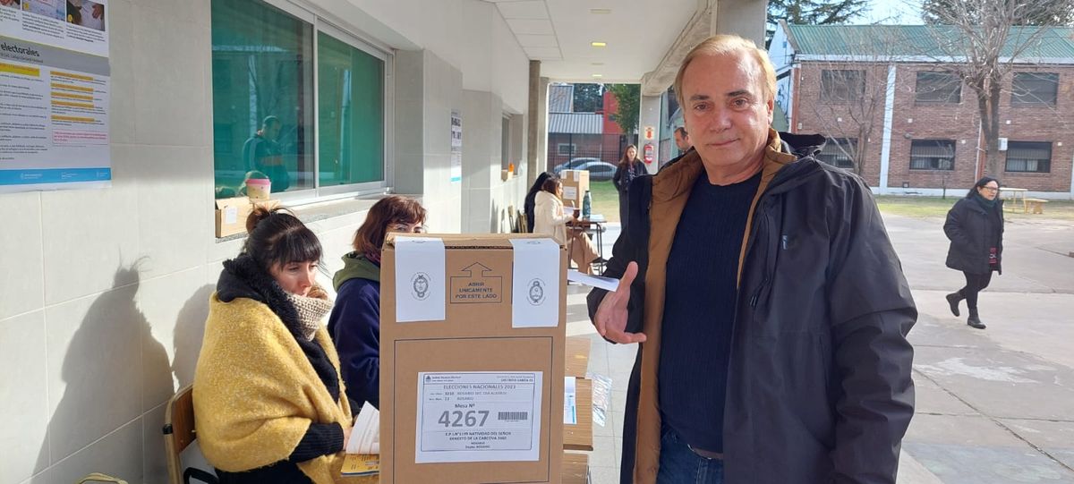 El precandidato a diputado nacional por el Frente Amplio Por la Soberanía votó en Rosario. El precandidato a diputado nacional por el Frente Amplio Por la Soberanía votó en Rosario.