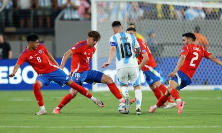 Lionel Messi sufrió una dolencia en la pierna derecha durante el partido contra Chile. Lionel Messi sufrió una dolencia en la pierna derecha durante el partido contra Chile.