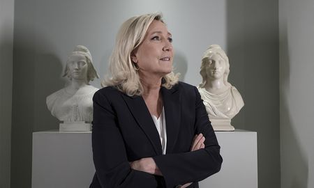 Marine Le Pen apunta al núcleo duro de la sociedad francesa. Marine Le Pen apunta al núcleo duro de la sociedad francesa.