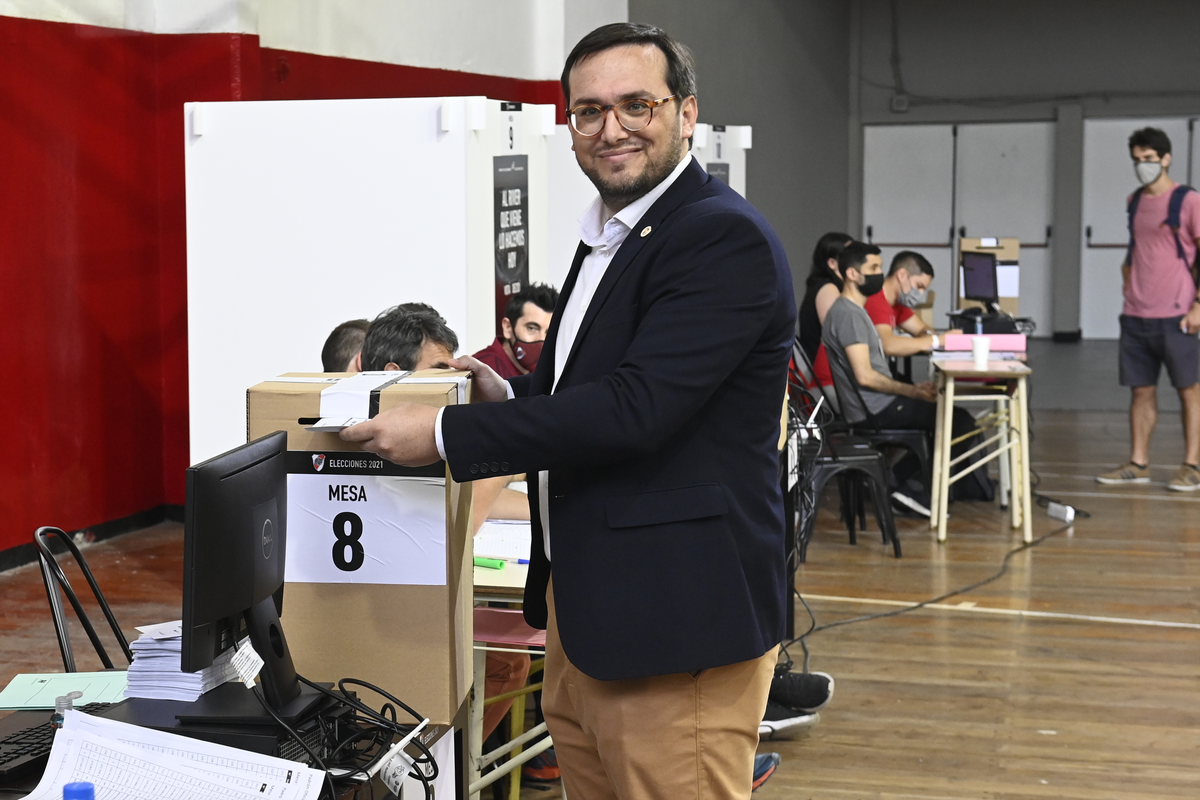 El voto del candidato a Presidente Luis Belli en el gimnasio principal de River. El voto del candidato a Presidente Luis Belli en el gimnasio principal de River.
