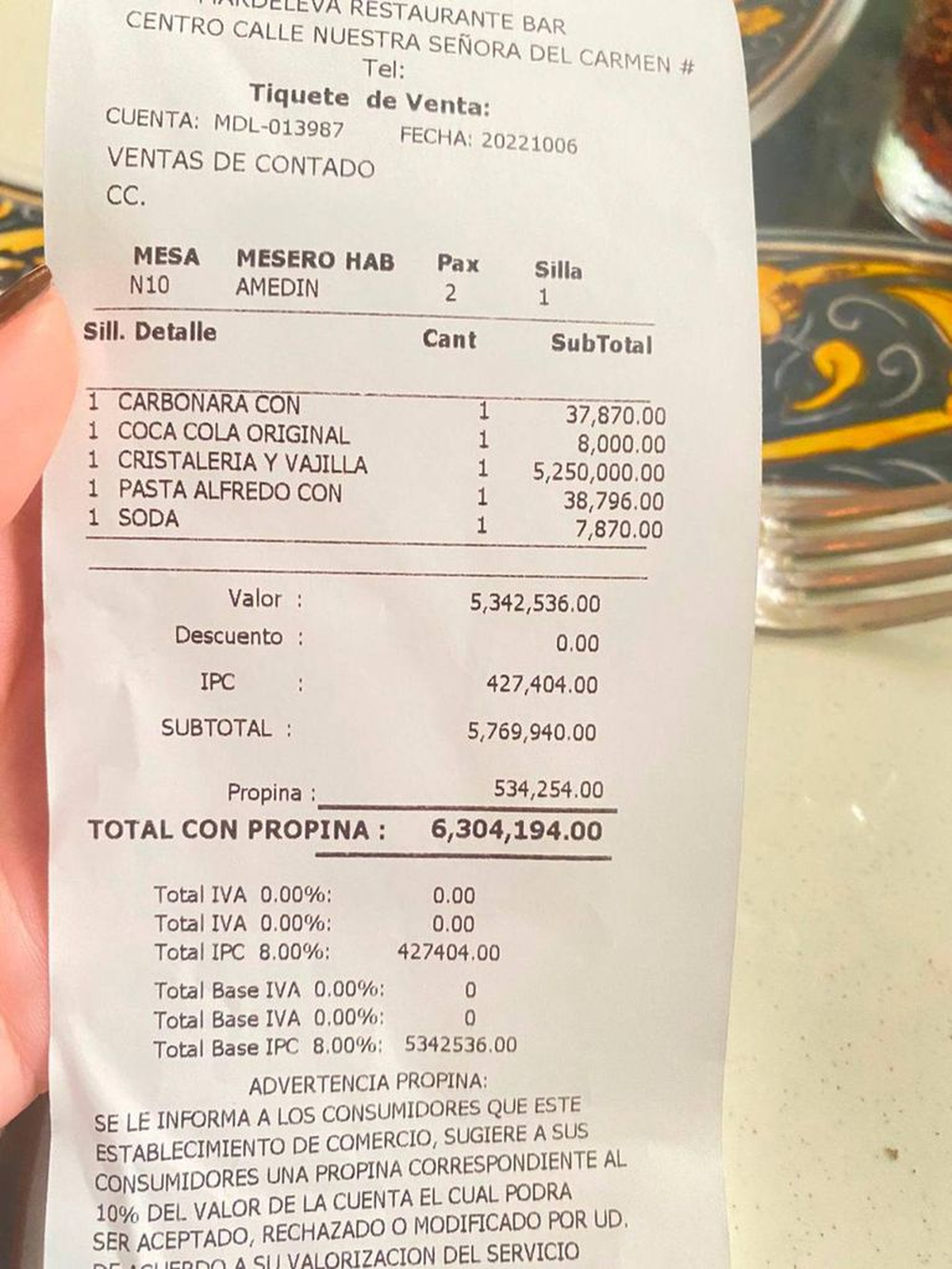 En Colombia, la viralización de un ticket de un restaurante generó una gran controversia.