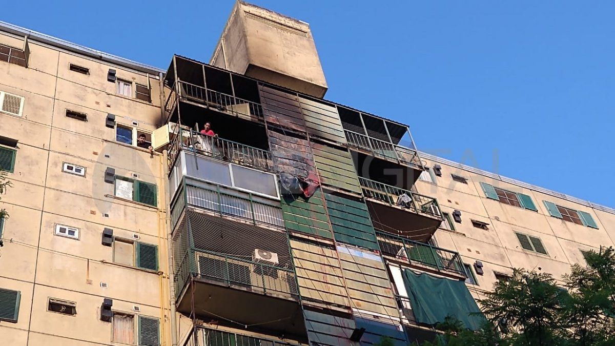 Los bomberos terminaron de apagar el fuego que se expandió por dos balcones de la torre 10 del barrio El Pozo. 