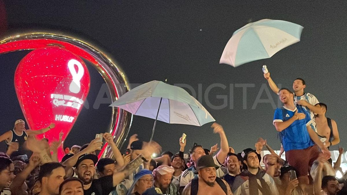 Mundial Qatar 2022: multitudinario banderazo de hinchas argentinos antes del partido contra Mexico.