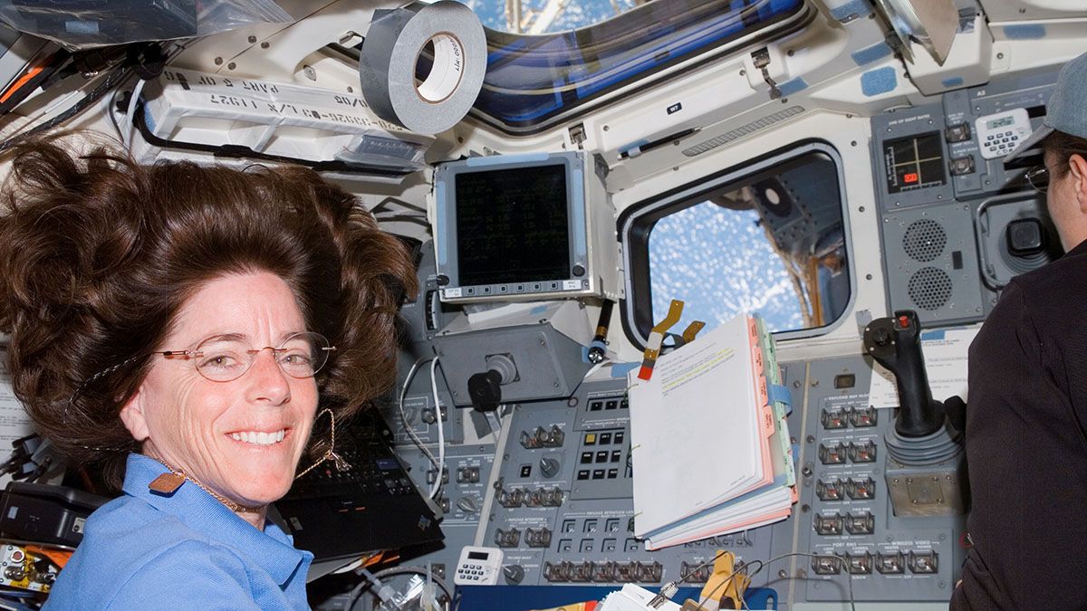 La astronauta Barbara R. Morgan, especialista en misiones STS-118, hace una pausa para una foto mientras trabaja los controles en la cubierta de vuelo de popa del transbordador espacial Endeavour mientras está atracada en la Estación Espacial Internacional. 17 de agosto del 2007. Foto: Nasa.